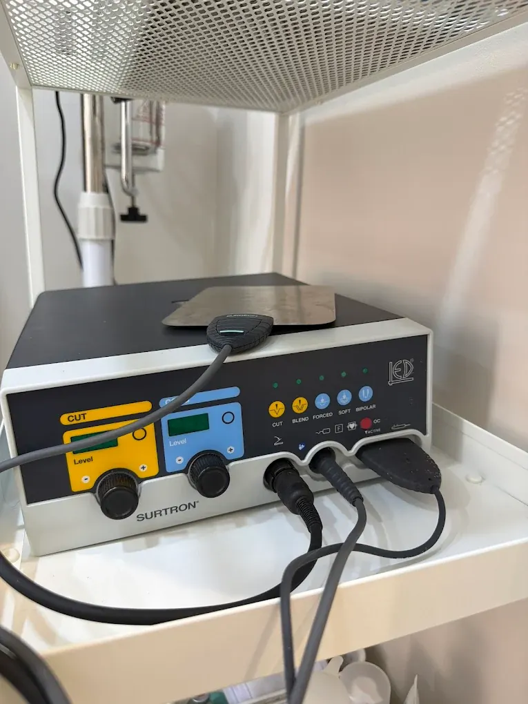 Équipement de chirurgie cutanée au cabinet de dermatologie, Casablanca