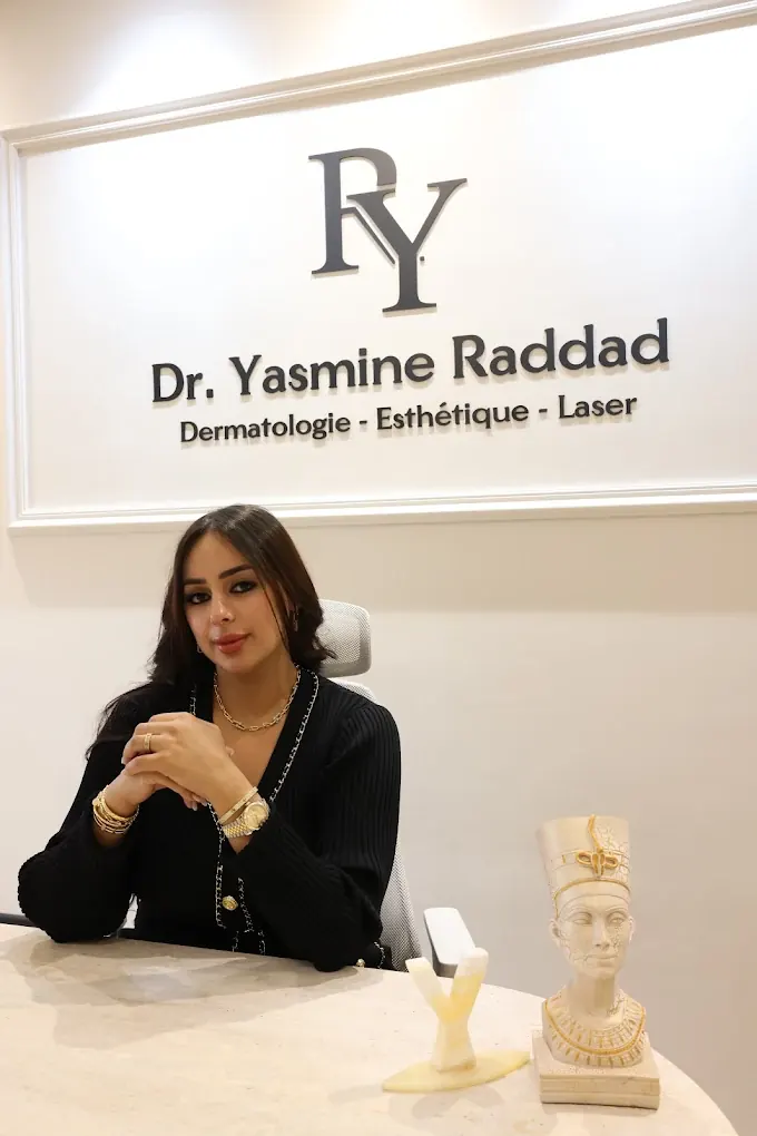 Dr Yasmine Raddad, dermatologue, dans son bureau de consultation à Ain Chock
