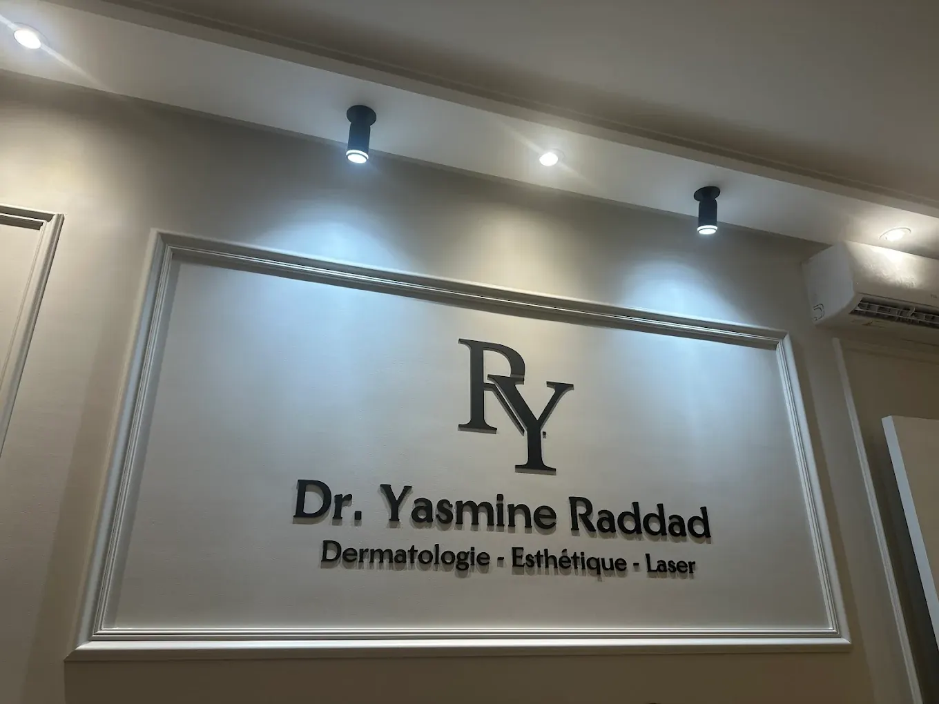 Enseigne du cabinet Dr Yasmine Raddad, dermatologie, esthétique et laser, Ain Chock
